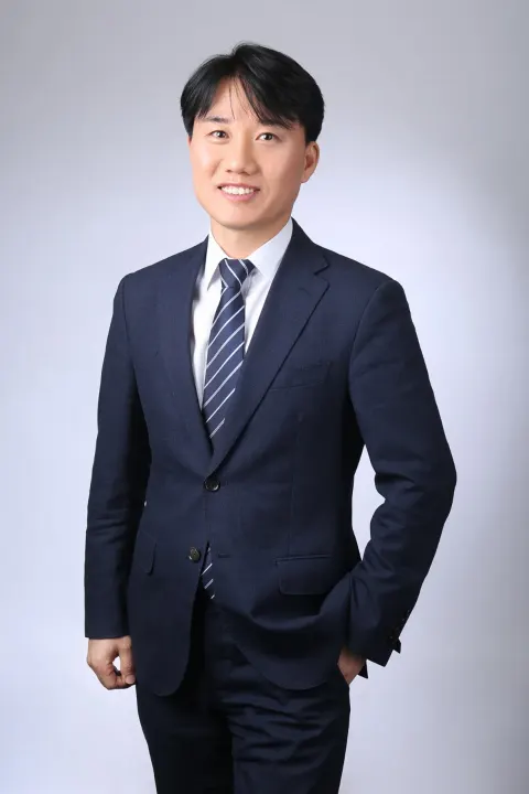 세무법인 가감 지병근 대표세무사 정장 차림 서 있는 프로필 사진